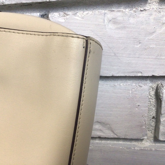 👛🥂 HOST PICK 👛🥂KATE SPADE LEATHER CREAM AND BLACK CROSSBODY BAG EUC - Picture 10 of 14